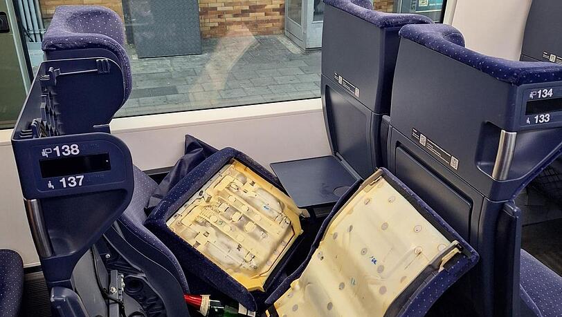 Die Sitzflächen sind von den Randalierern aus der Verankerung gerissen worden.