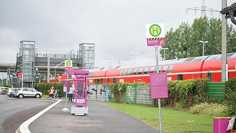 Fahrg&auml;ste im Regionalverkehr mussten w&auml;hrend der Sanierung auf Busse umsteigen. (Archivbild.)