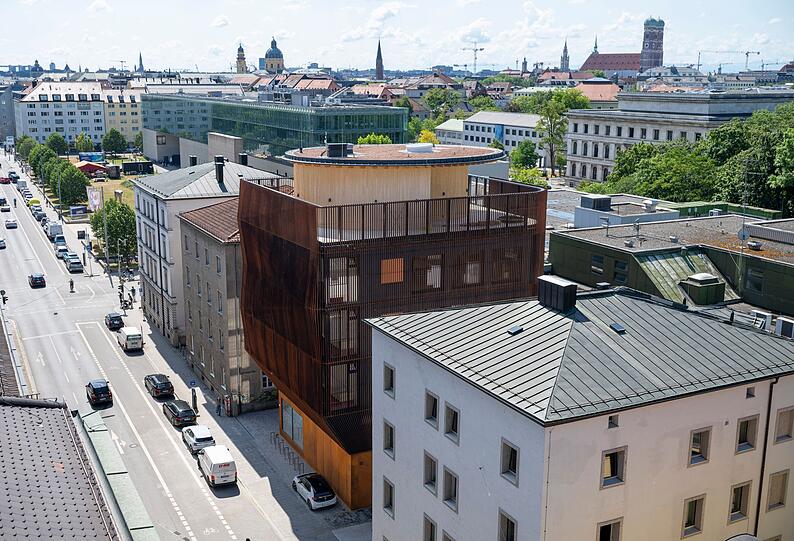 Mit ungewöhnlicher Architektur fügt sich die neue TUM-Kita von Francis Kere in das Museumsviertel ein. (Produktion) Mit ungewöhnlicher Architektur fügt sich die neue TUM-Kita von Francis Kere in das Museumsviertel ein. (Produktion)