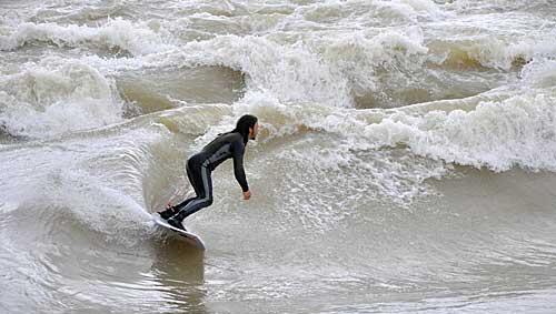 Ein Surfer reitet die "Münchner Welle" an der Reichenbachbrücke Ein Surfer reitet die "Münchner Welle" an der Reichenbachbrücke