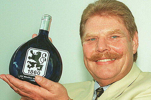 Der Aufstiegswein und der Ex-Präsident: Karl-Heinz Wildmoser schaffte mit dem TSV 1860 den Durchmarsch von der Bayernliga bis in die Bundesliga. Wildmoser hatte die 1860-Sympathisanten lange auf seiner Seite...