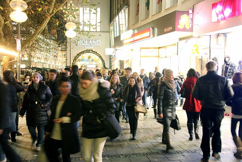 Start ins Weihnachtsgeschäft. Am ersten Adventwochenende stürmten die Münchner die Kaufhäuser. Die Bilder vom Shopping-Rausch.