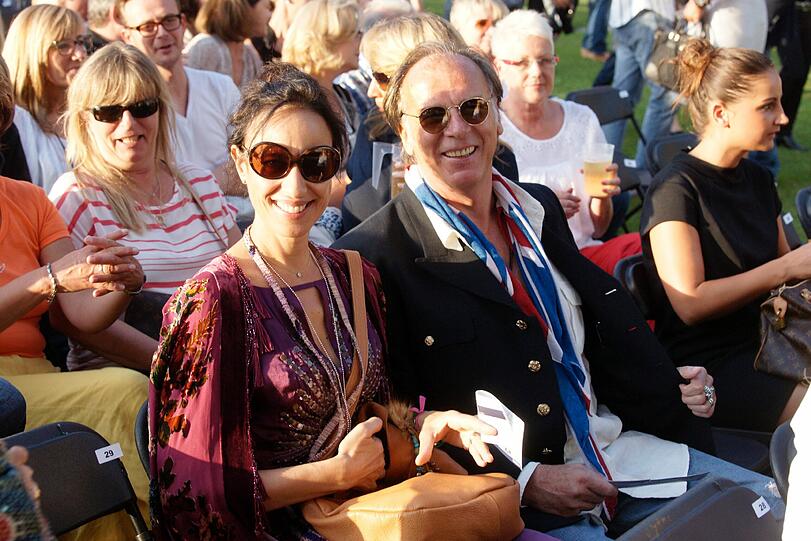 Wolfgang Fierek mit seiner Frau Djamila und dem Union Jack in der zweiten Reihe.
