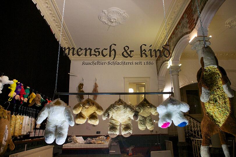 Eine Installation, die provoziert: die Kuscheltier-Schlachterei von "Mensch&Kind".