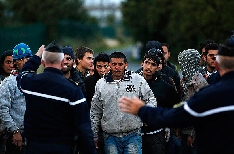 Erneut haben zwischen 100 und 150 Flüchtlinge versucht, durch den Eurotunnel von Frankreich nach Großbritannien zu gelangen. Der britische Premierminister David Cameron bezeichnete die Lage als "sehr besorgniserregend".