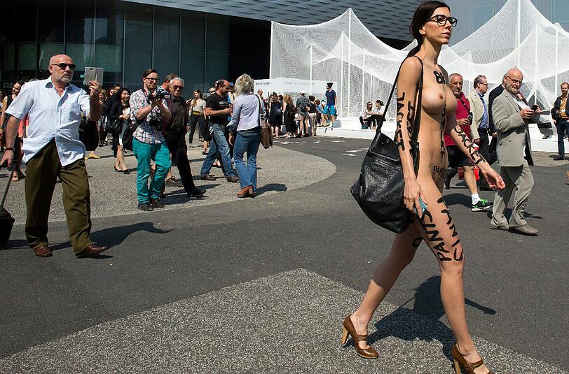 Milo Moiré im Jahr 2014 bei der Kunstmesse "Art Fair Basel".