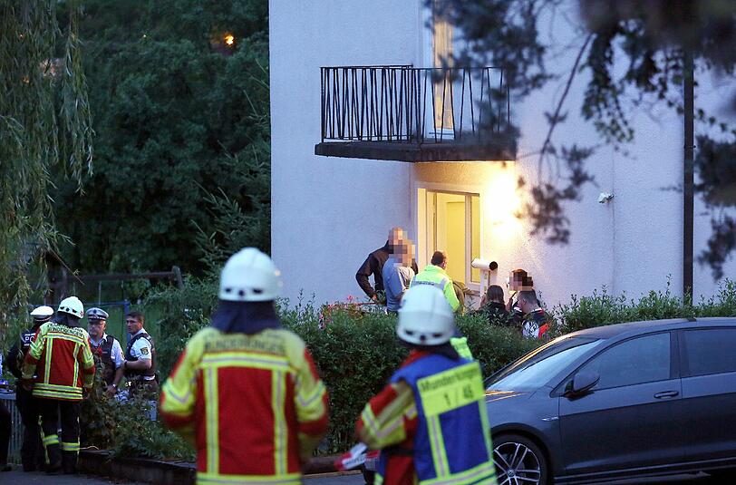 Einsatz vor einem Haus in Munderkingen (Baden-Württemberg): Hier war ein Junge leblos neben einem Holzkohlegrill gefunden worden. Foto: Thomas Warnack