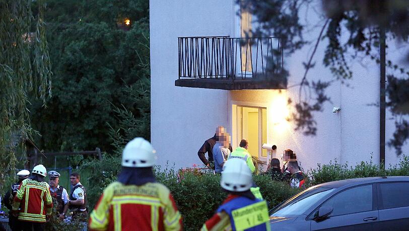 Einsatz vor einem Haus in Munderkingen (Baden-Württemberg): Hier war ein Junge leblos neben einem Holzkohlegrill gefunden worden. Foto: Thomas Warnack Einsatz vor einem Haus in Munderkingen (Baden-Württemberg): Hier war ein Junge leblos neben einem Holzkohlegrill gefunden worden. Foto: Thomas Warnack