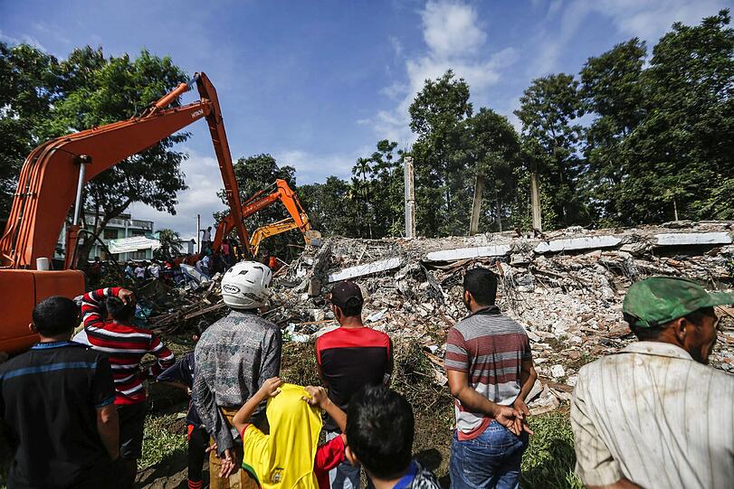 Mehr als 90 Tote nach schwerem Erdbeben in Indonesien