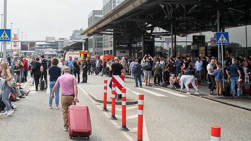 Ausnahmezustand am Flughafen: Genervte Reisende, dunkle Gänge, überfordertes Personal - die Bilder aus Hamburg.
