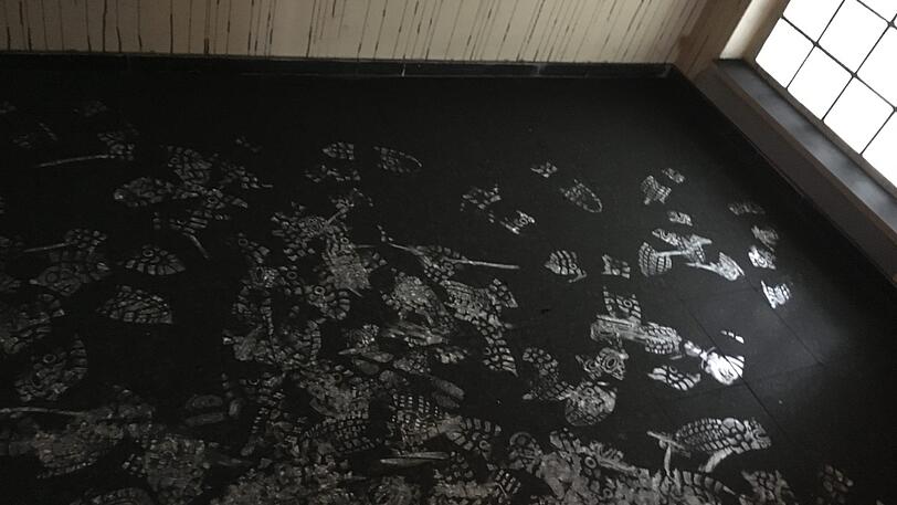 Fußspuren im Hausflur zeugen von vielen, die versuchten, zu helfen.
