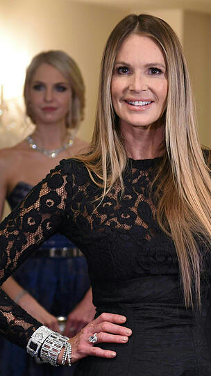 Elle Macpherson glänzte im Schwarzen Abendkleid.