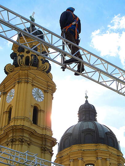 Die geschickten Kraxler vom Odeonsplatz bauen die Zuschauertribüne für den Tachtenumzug auf.