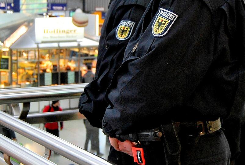 Beamte der Bundespolizei sind am Montag am Hauptbahnhof bespuckt und angegriffen worden.