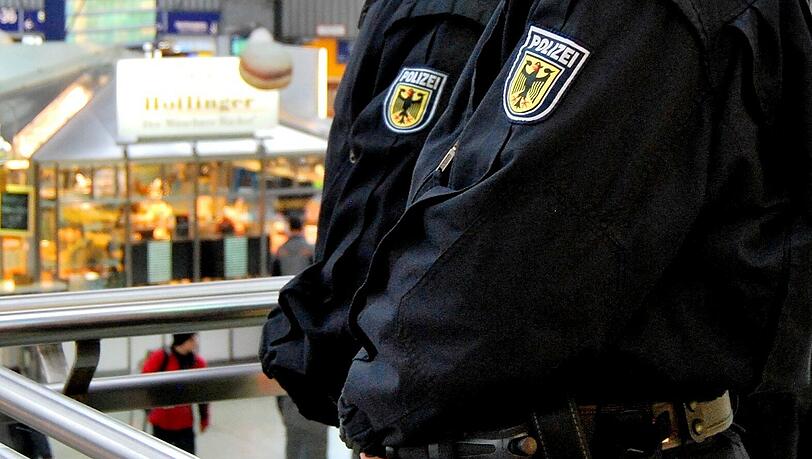 Beamte der Bundespolizei sind am Montag am Hauptbahnhof bespuckt und angegriffen worden. Beamte der Bundespolizei sind am Montag am Hauptbahnhof bespuckt und angegriffen worden.