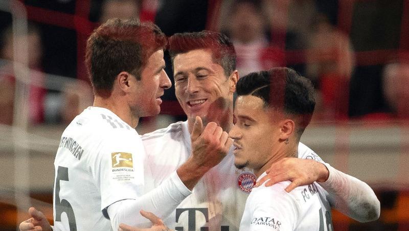 Die Münchner Thomas Müller (l), Philippe Coutinho (r) und Robert Lewandowski feiern das 4:0.