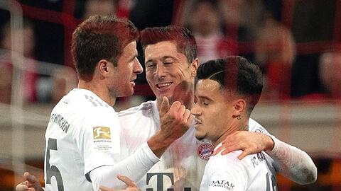 Die Münchner Thomas Müller (l), Philippe Coutinho (r) und Robert Lewandowski feiern das 4:0.