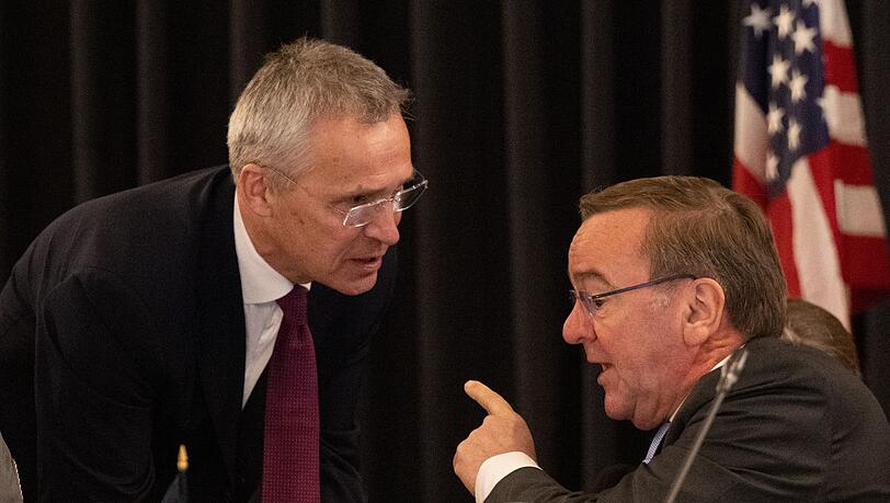 Treffen in Ramstein: Bundesverteidigungsminister Boris Pistorius im Gespräch mit Nato-Generalsekretär Jens Stoltenberg (l).