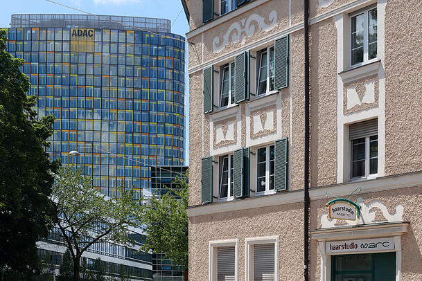 Modern und alt: das ADAC-Hochhaus und der Ridlerblock. Modern und alt: das ADAC-Hochhaus und der Ridlerblock.