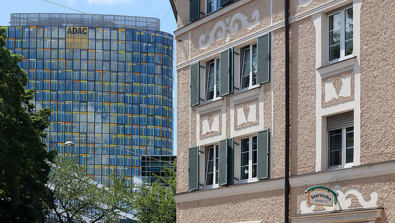 Modern und alt: das ADAC-Hochhaus und der Ridlerblock. Modern und alt: das ADAC-Hochhaus und der Ridlerblock.