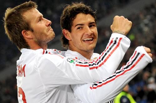 Superstar David beckham jubelt mit Doppeltorschütze Pato (r.).
