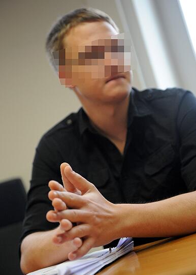Der Gräueltäter von Deggendorf: Er hat seine Freundin mit Messerstichen verletzt und bei lebendigem Leib verbrannt. Nun muss er neun Jahre und neun Monate in Haft.
