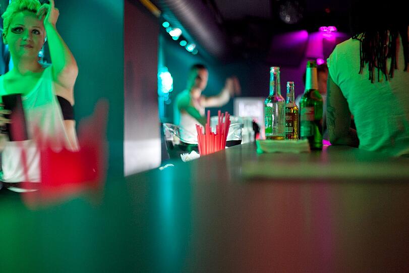 Blick auf die Bar im neuen &bdquo;DeNiro&ldquo;: Ausgeschenkt werden hier die üblichen Club-Drinks, etwa Jacky Cola für 8,50 Euro oder ein Hugo für 6 Euro.
