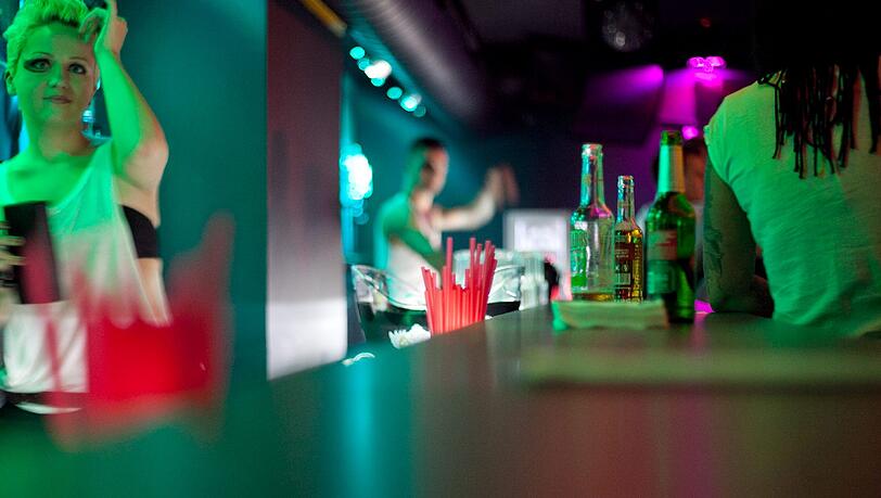 Blick auf die Bar im neuen &bdquo;DeNiro&ldquo;: Ausgeschenkt werden hier die üblichen Club-Drinks, etwa Jacky Cola für 8,50 Euro oder ein Hugo für 6 Euro.
