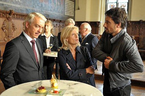 Tatort "Puppenspieler" mit Oliver Mommsen (r) als Hauptkommissar Stedefreund, Sabine Postel, als Haupkommissarin Inga Lürsen und Christoph M. Orth (l) als Richter Konrad Bauser