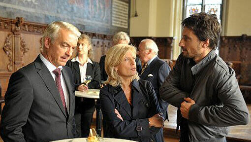Tatort "Puppenspieler" mit Oliver Mommsen (r) als Hauptkommissar Stedefreund, Sabine Postel, als Haupkommissarin Inga Lürsen und Christoph M. Orth (l) als Richter Konrad Bauser Tatort "Puppenspieler" mit Oliver Mommsen (r) als Hauptkommissar Stedefreund, Sabine Postel, als Haupkommissarin Inga Lürsen und Christoph M. Orth (l) als Richter Konrad Bauser