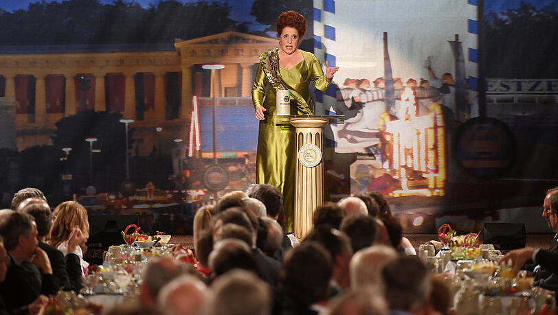 Mama Bavaria Luise Kinseher liest den Politikern auf dem Nockherberg die Leviten.