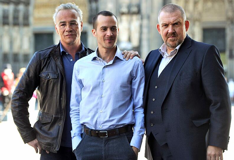 Die Schauspieler Dietmar Bär (r) als Kommissar Freddy Schenk, Barnaby Metschurat (M) als Roman Sasse und Klaus J. Behrendt als Kommissar Max Ballauf posieren bei Dreharbeiten zum  "Tatort - Trautes Heim" in Köln.