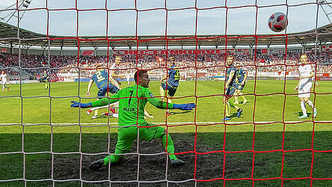 Geschlagen: Marco Hiller (Mi.) und der TSV 1860 in Halle.