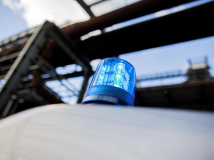 Ein Polizeifahrzeug mit Blaulicht auf dem Dach. Foto: Rolf Vennenbernd/Archiv