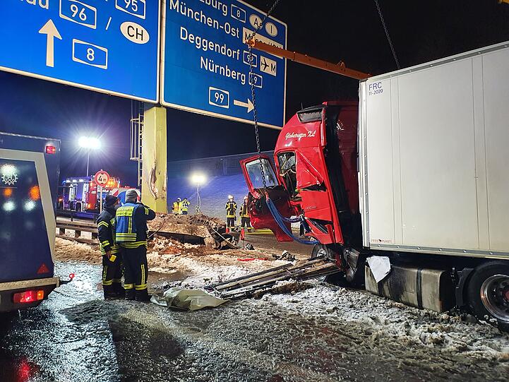 Die Autobahn 8 in Richtung München wurde gegen 5 Uhr am Montagmorgen wieder für den Verkehr freigegeben.