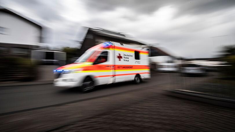 Ein Rettungswagen brachte den Einjährigen vorsorglich ins Kinderklinikum. (Symbolbild)