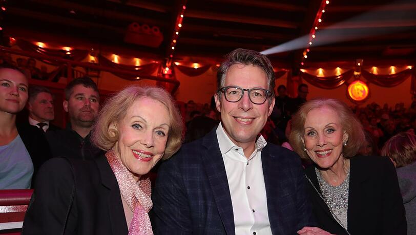 Die Show-Zwillinge Alice (l.) und Ellen Kessler mit Bayerns Kunstminister Markus Blume. Die Show-Zwillinge Alice (l.) und Ellen Kessler mit Bayerns Kunstminister Markus Blume.