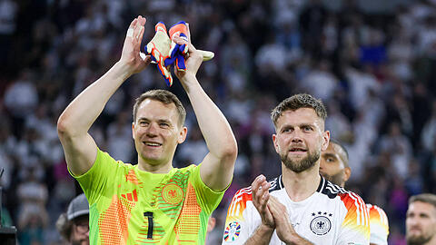 Auch im Alter von 38 Jahren stellt Manuel Neuer (l.) noch immer Nationalmannschaftsrekorde auf.