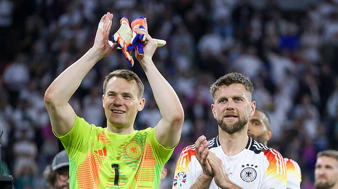Auch im Alter von 38 Jahren stellt Manuel Neuer (l.) noch immer Nationalmannschaftsrekorde auf.