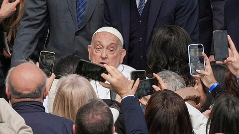 Papst Franziskus geht nach seiner Entlassung aus dem Krankenhaus immer wieder überraschend an die Öffentlichkeit. (Foto: Archiv)
