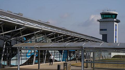 Der Flughafen London Southend bleibt nach dem Absturz eines Geschäftsflugzeugs vorübergehend geschlossen.
