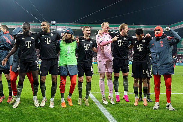 Die Feier-Bayern vor den mitgereisten Fans.