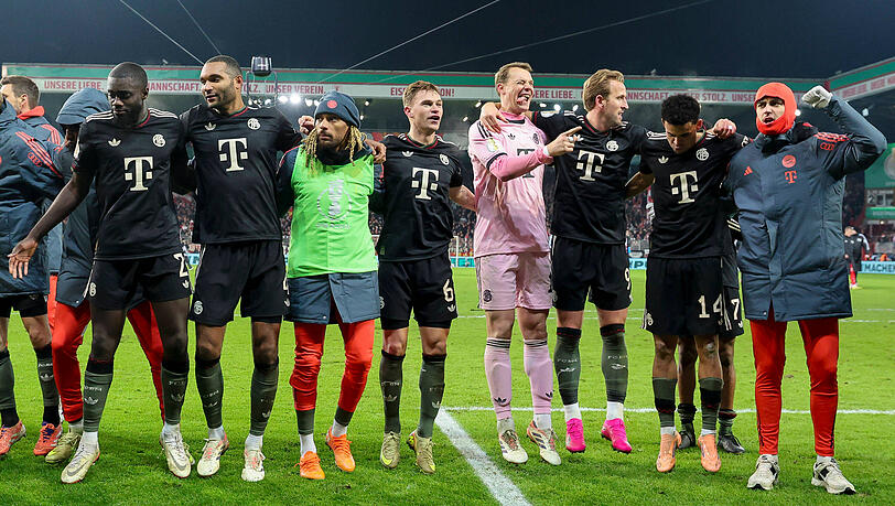 Die Feier-Bayern vor den mitgereisten Fans. Die Feier-Bayern vor den mitgereisten Fans.