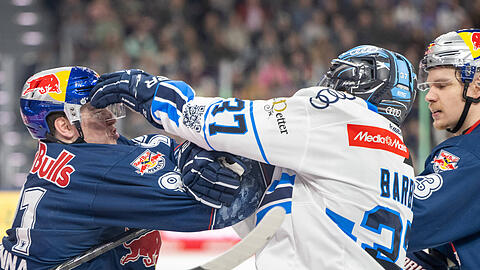 Gute Zweikampf-Freunde f&uuml;r eine Playoff-Serie: M&uuml;nchens Jeremy McKenna (l.) und Ingolstadts Riley Barber suchen handfeste N&auml;he beim 5:6 des EHC gegen die Schanzer in Viertelfinal-Spiel eins.