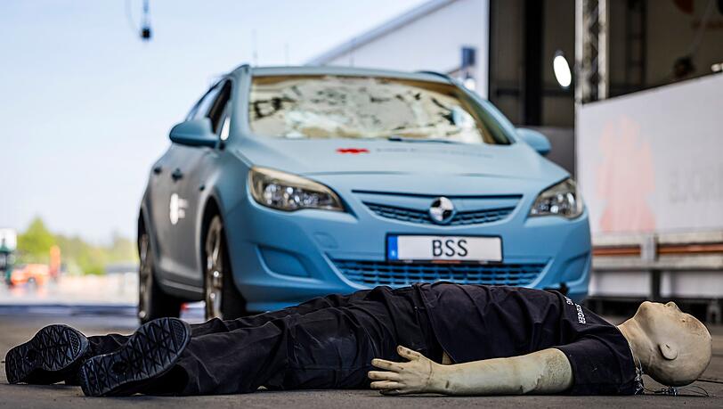 Ein Mensch h&auml;tte keine Chance gehabt: Das Crashtest-Auto hatte ihn mit 40 Stundenkilometern ungebremst erfasst.