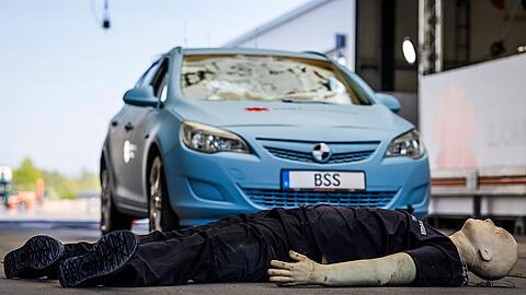 Ein Mensch h&auml;tte keine Chance gehabt: Das Crashtest-Auto hatte ihn mit 40 Stundenkilometern ungebremst erfasst.