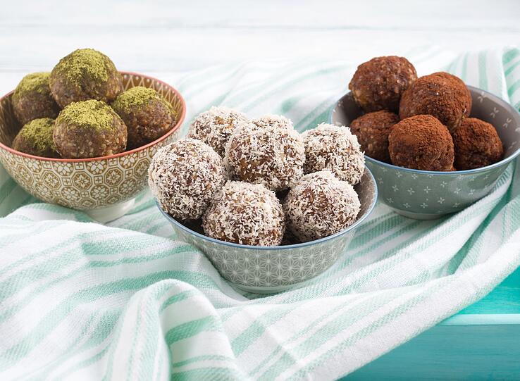 Matcha Energy Balls sind ideal als gesunder Snack f&uuml;r zwischendurch. Dazu werden 150 Gramm entsteinte Datteln, 100 Gramm Haferflocken, ein Teel&ouml;ffel Matcha und ein Essl&ouml;ffel Mandelmus im Mixer zu einer klebrigen Masse verarbeitet. Daraus kleine Kugeln formen, die je nach Geschmack in Kokosflocken oder Kakao gew&auml;lzt werden. Geben Sie die Energy Balls f&uuml;r mindestens 30 Minuten in den K&uuml;hlschrank, damit sie fest werden.