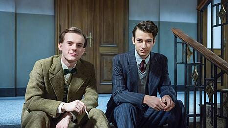 Auf unterschiedlichen Seiten: Die Volont&auml;re Nowotny (Filip Antonio, links) und &Scaron;varc (Antonio &Scaron;oposki) treffen sich h&auml;ufig zum Kollegenplausch im Treppenhaus.