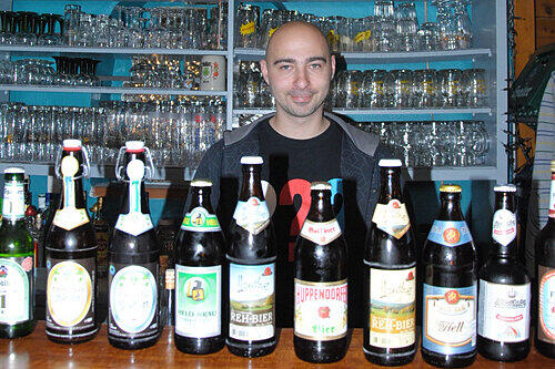 Deniz Öztürk präsentiert Bier-Spezialitäten aus der Region.