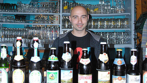 Deniz Öztürk präsentiert Bier-Spezialitäten aus der Region. Deniz Öztürk präsentiert Bier-Spezialitäten aus der Region.